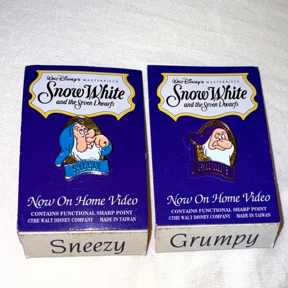 Walt Disney Snow White and The Seven Dwarfs Pins with Sneezy & Grumpy 1994